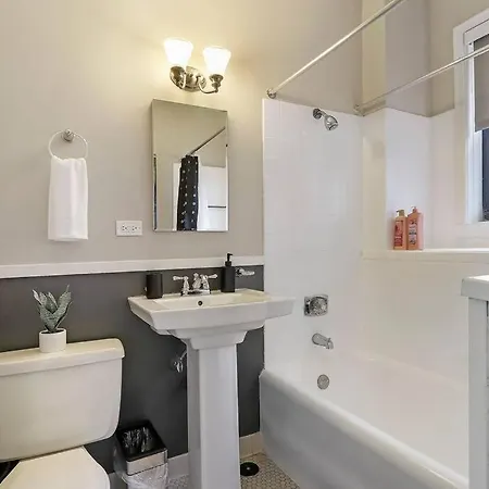 Prime & Fully Furnished - Windermere 609 Apartment Chicago