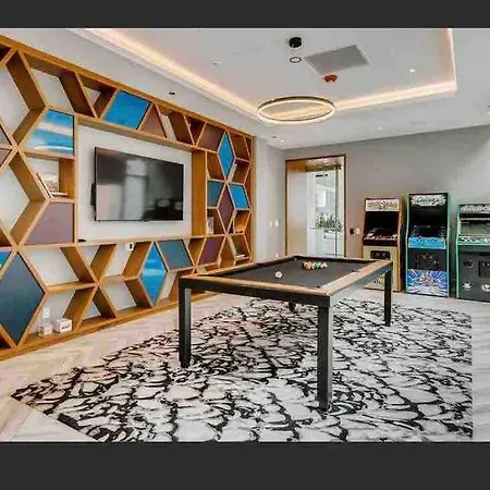 Beautiful Downtown Apartment, With Pool & Balcony * Chicago