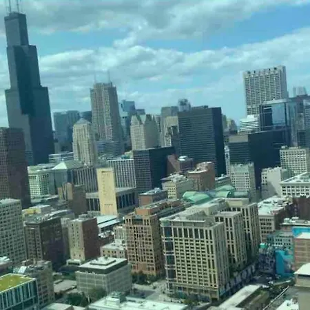 Beautiful Downtown Apartment, With Pool & Balcony * Chicago