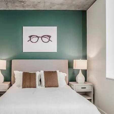 Landing At Logan - In Logan Square Apartment *