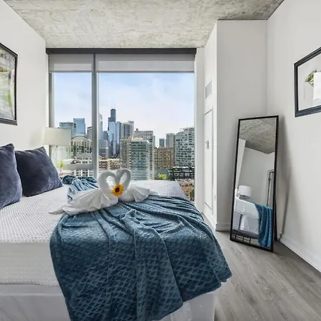 2br Stunning River North With Pool & Views Apartment
