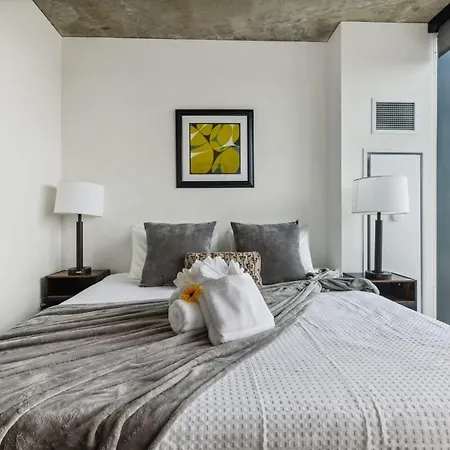 Apartment 2br Stunning River North With Pool & Views