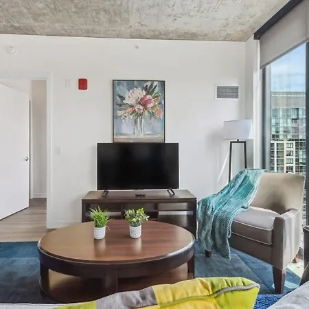 Apartment 2br Stunning River North With Pool & Views *