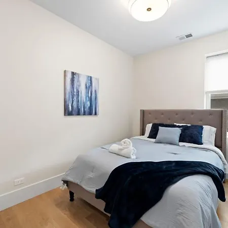Apartment 3 Bdr Astonishing New Steps From United Center *