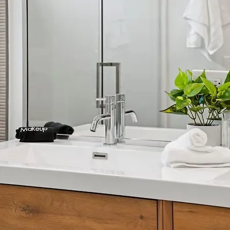 Apartment 3 Bdr Astonishing New Steps From United Center *