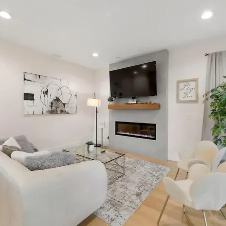 Apartment 3 Bdr Astonishing New Steps From United Center *