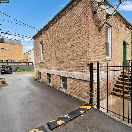 Apartment Stylish 2 Bdr Coach House Steps From The *