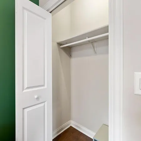 Stylish 2 Bdr Coach House Steps From The
