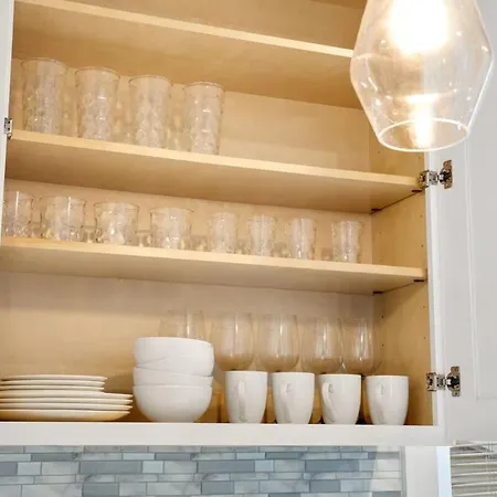 Apartment Stylish 2 Bdr Coach House Steps From The