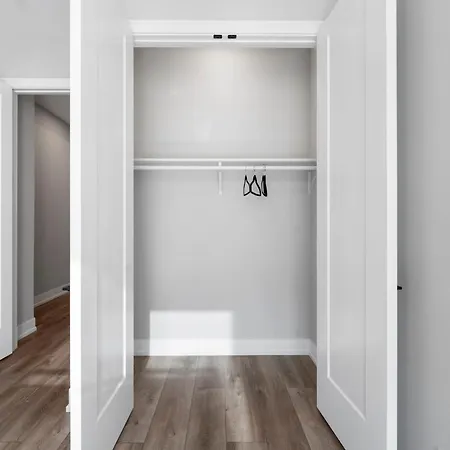 Apartment Brand New 3bed 3bath Modern W Balcony *