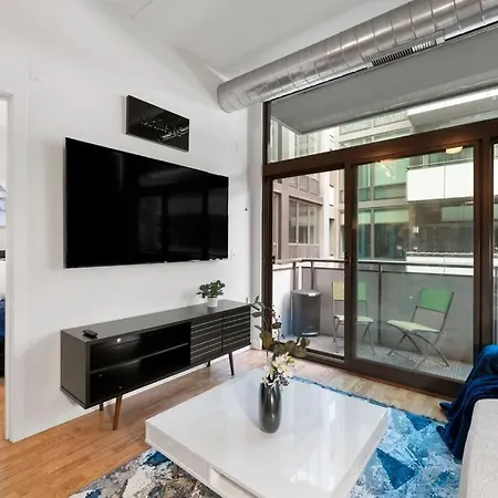 Sleek 2 Bed 2 Bath In Trendy Fulton Market