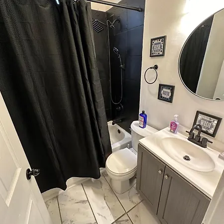 Cozy Spacious 3br Theater Apartment *