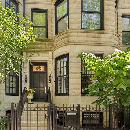 Gold Coast Next To Oak Street Apartment