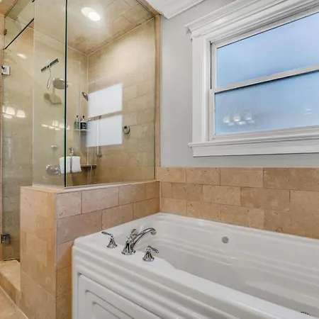 Spectacular Lakeview 1bd Withoffice & Parking Apartment *