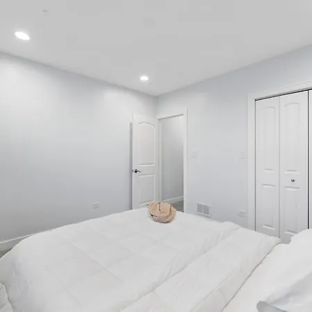Lavish 3 Bed Near Hyde Park Apartment Chicago
