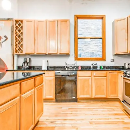 Spacious & Stylish At The Heart Of Wicker Park *