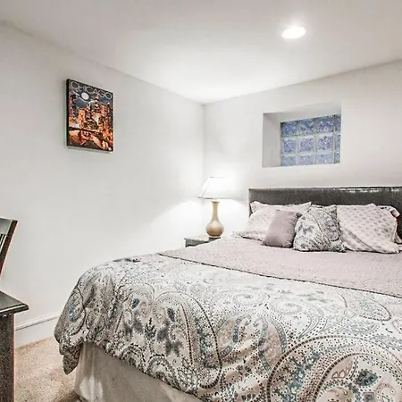 Spacious & Stylish At The Heart Of Wicker Park *