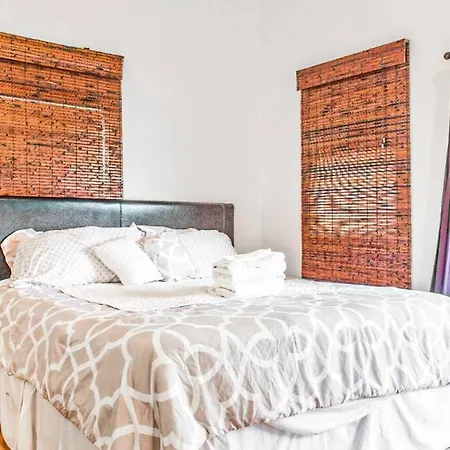 Spacious & Stylish At The Heart Of Wicker Park *