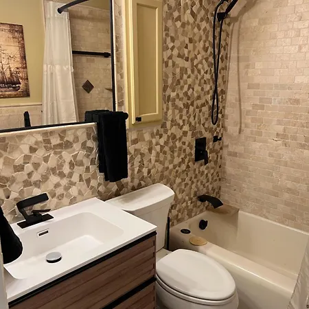 Luxury One Bedroom Located In Chicago's Gold Coast Neighborhood