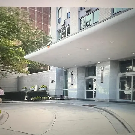 Luxury One Bedroom Located In Chicago's Gold Coast Neighborhood *