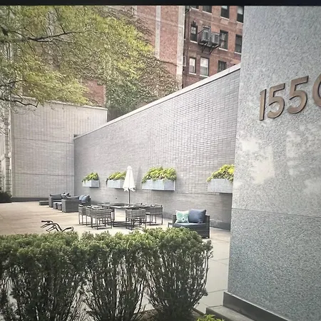 Luxury One Bedroom Located In Chicago's Gold Coast Neighborhood *