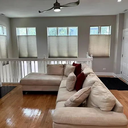 Apartment 5 Bed 4 Bathroom In 10min Drive From Downtown Chicago