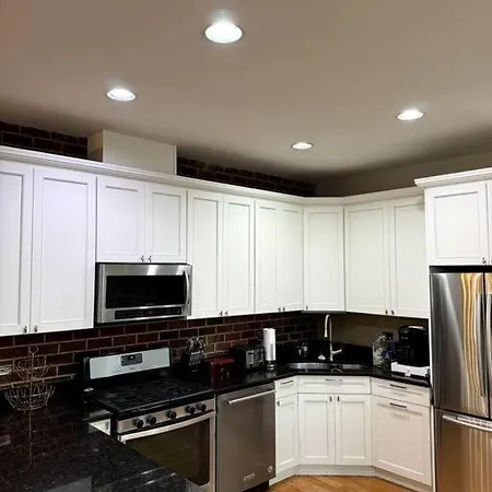 5 Bed 4 Bathroom In 10min Drive From Downtown