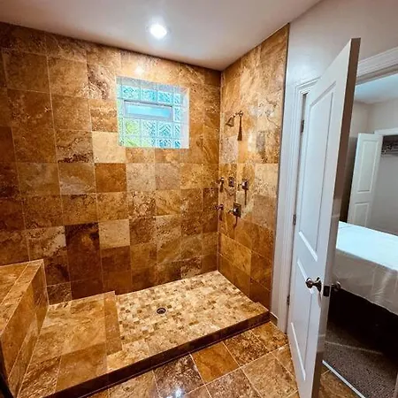 5 Bed 4 Bathroom In 10min Drive From Downtown Apartment Chicago