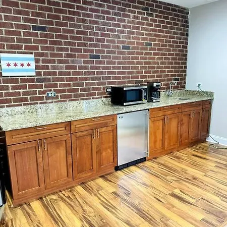 5 Bed 4 Bathroom In 10min Drive From Downtown Apartment Chicago