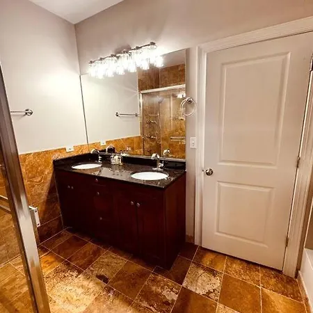 5 Bed 4 Bathroom In 10min Drive From Downtown Chicago