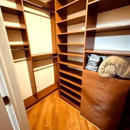 Apartment 5 Bed 4 Bathroom In 10min Drive From Downtown *