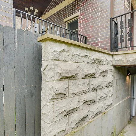 Apartment Walk To Michigan: W/ Yard Chicago