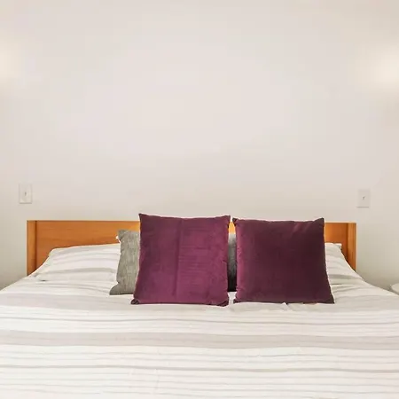Roscoe Village Family Hideaway Holiday home *