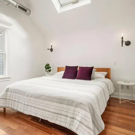 Roscoe Village Family Hideaway *