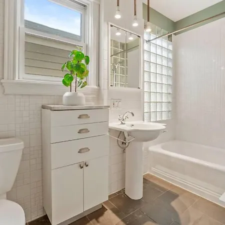 Roscoe Village Family Hideaway