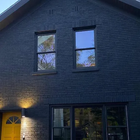Roscoe Village Family Hideaway Holiday home *