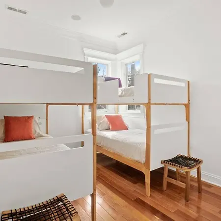 Roscoe Village Family Hideaway Holiday home