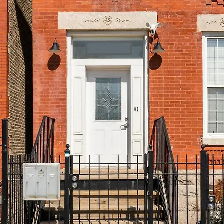 Cosy Near Medical District With Private Balcony