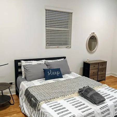 Cosy Near Medical District With Private Balcony