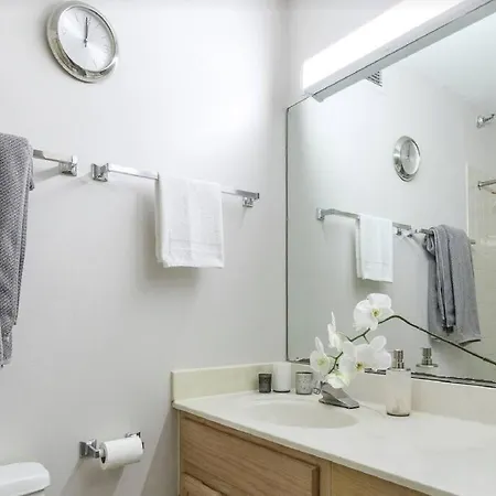 Downtown Location-modern 2br Holiday home