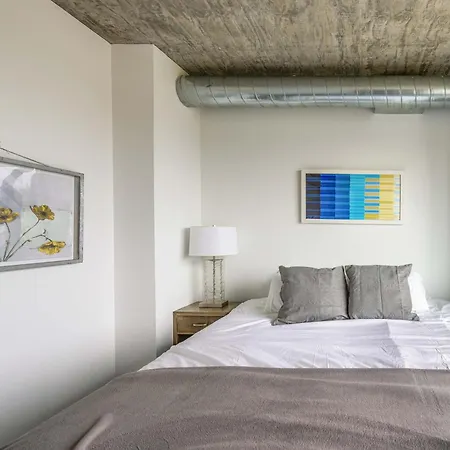 New Sleek 2br - Perfect Blend Of Comfort & Style In
