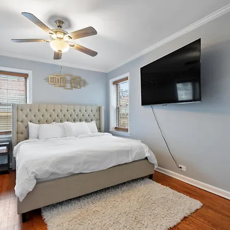 Chic & Spacious 3-bedroom Condo-just 10 Minutes From Downtown Chicago