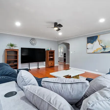 Apartment Chic & Spacious 3-bedroom Condo-just 10 Minutes From Downtown