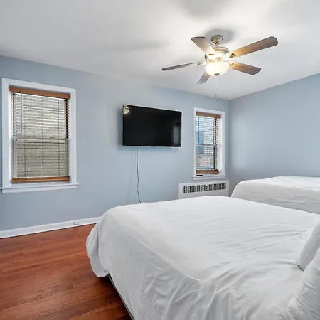 Apartment Chic & Spacious 3-bedroom Condo-just 10 Minutes From Downtown *