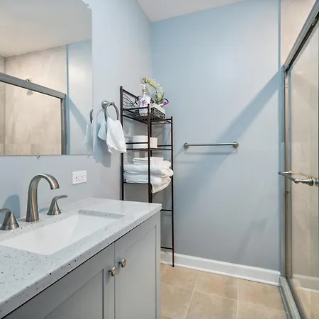 Chic & Spacious 3-bedroom Condo-just 10 Minutes From Downtown