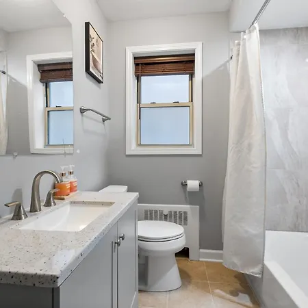 Chic & Spacious 3-bedroom Condo-just 10 Minutes From Downtown Chicago