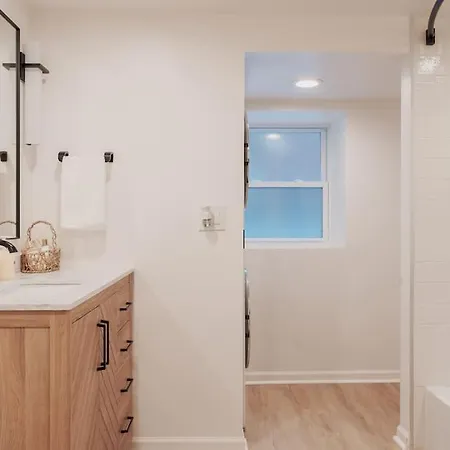 Prime Location In Lakeview Near Wrigleyville Apartment *