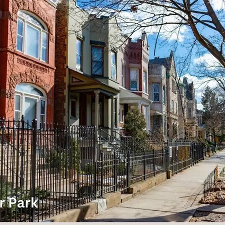 Modern Wicker Park Close To Shops & Dining