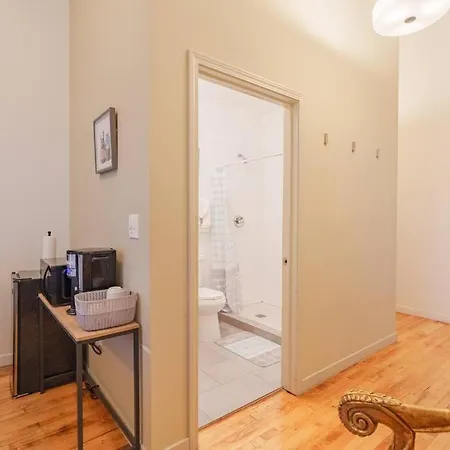 Modern Wicker Park Close To Shops & Dining Apartment