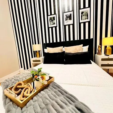 Chic Safari Haven - 2 Bd\2 Ba - Sleeps 8 *